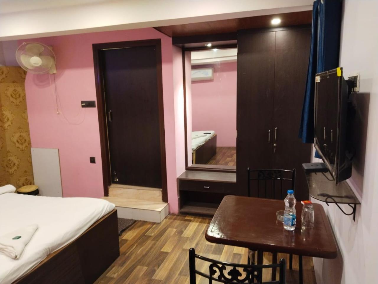 כלכותה Hotel Ucs מראה חיצוני תמונה
