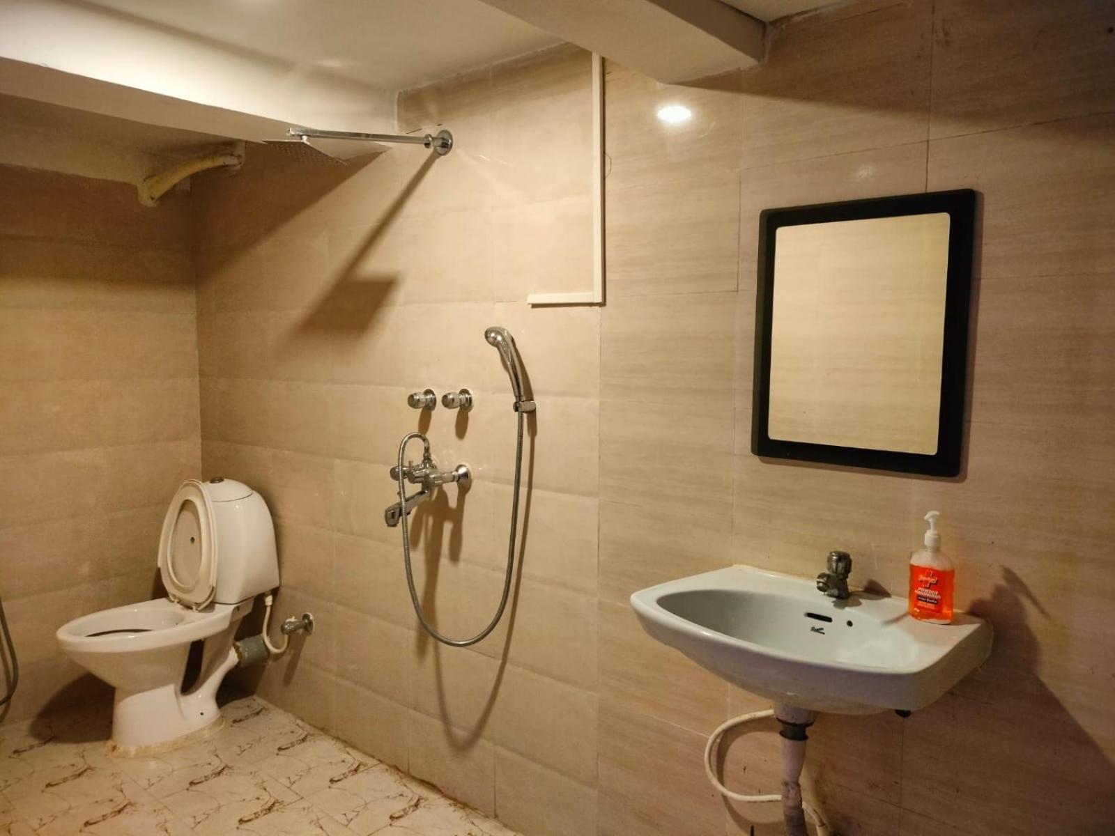 כלכותה Hotel Ucs מראה חיצוני תמונה