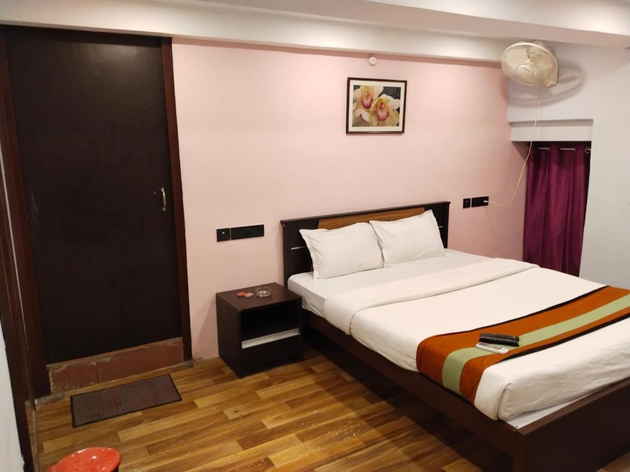 כלכותה Hotel Ucs מראה חיצוני תמונה